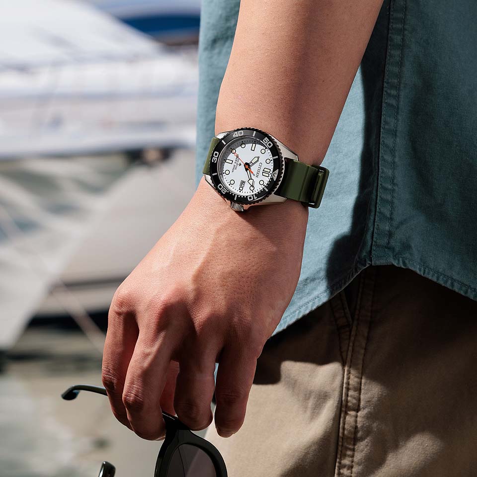 Citizen Promaster Diver BN0265-00A men's watch white dial olive green rubber strap bezel detail