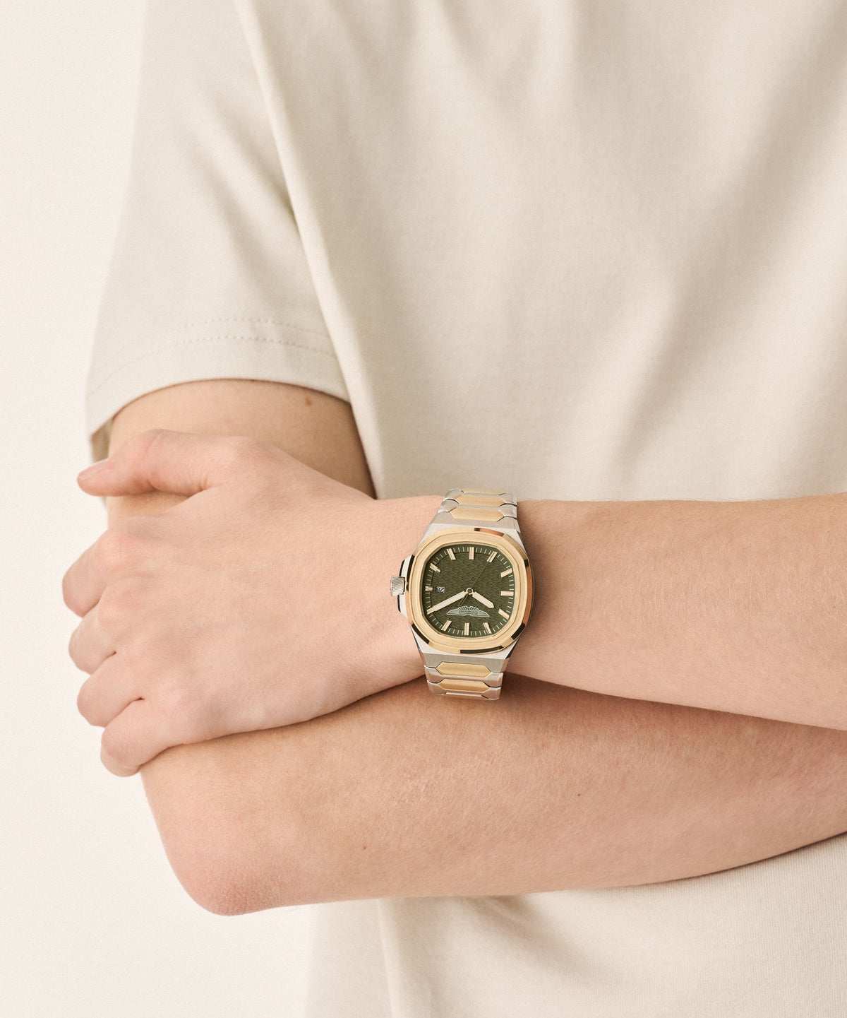 Aston Martin Icon GPQ MTIG3F603, on the wrist