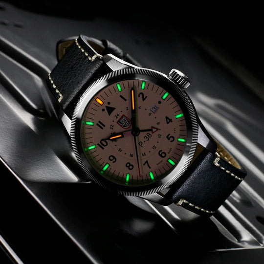 Luminox P–38 Lightning Pilot 黑色皮革表带男士手表 XA.9527