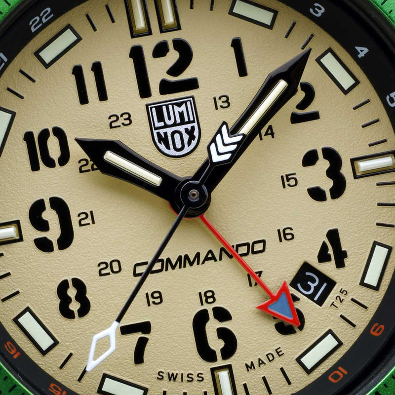 Analog wristwatch face with luminous dial and ’Commando’ branding.